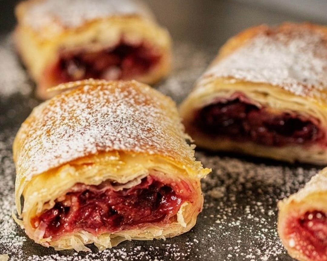 Strudel cu visine sau zmeura